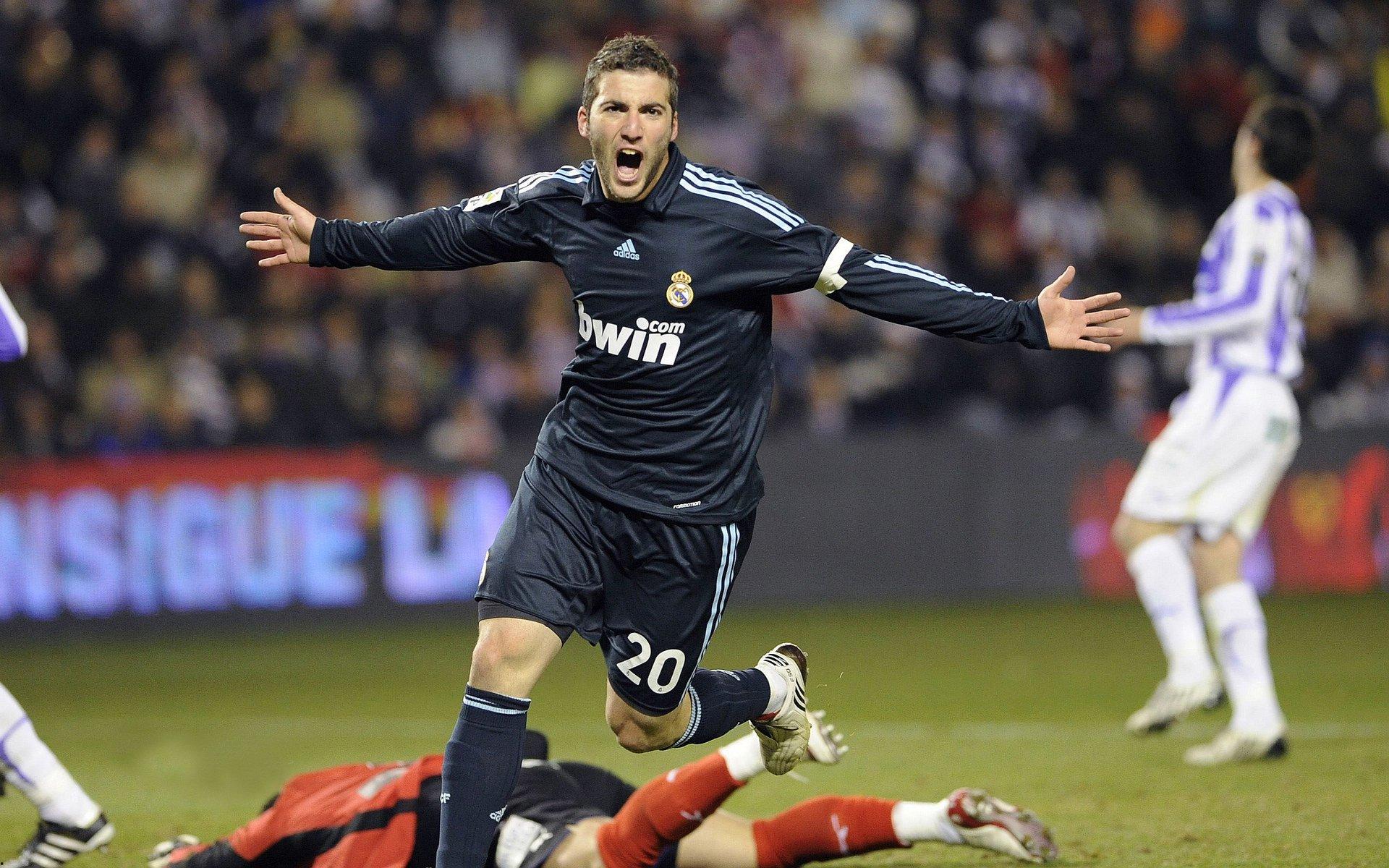 真要回来？前湖人冠军中锋拜纳姆惊现训练馆，复出之心未灭